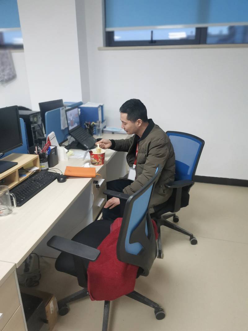 开发部张林海，在疫情爆发的时候毅然决然从新昌来到了上海，真正的逆行者，和上海的开发部同事一起共克时艰(1).jpg
